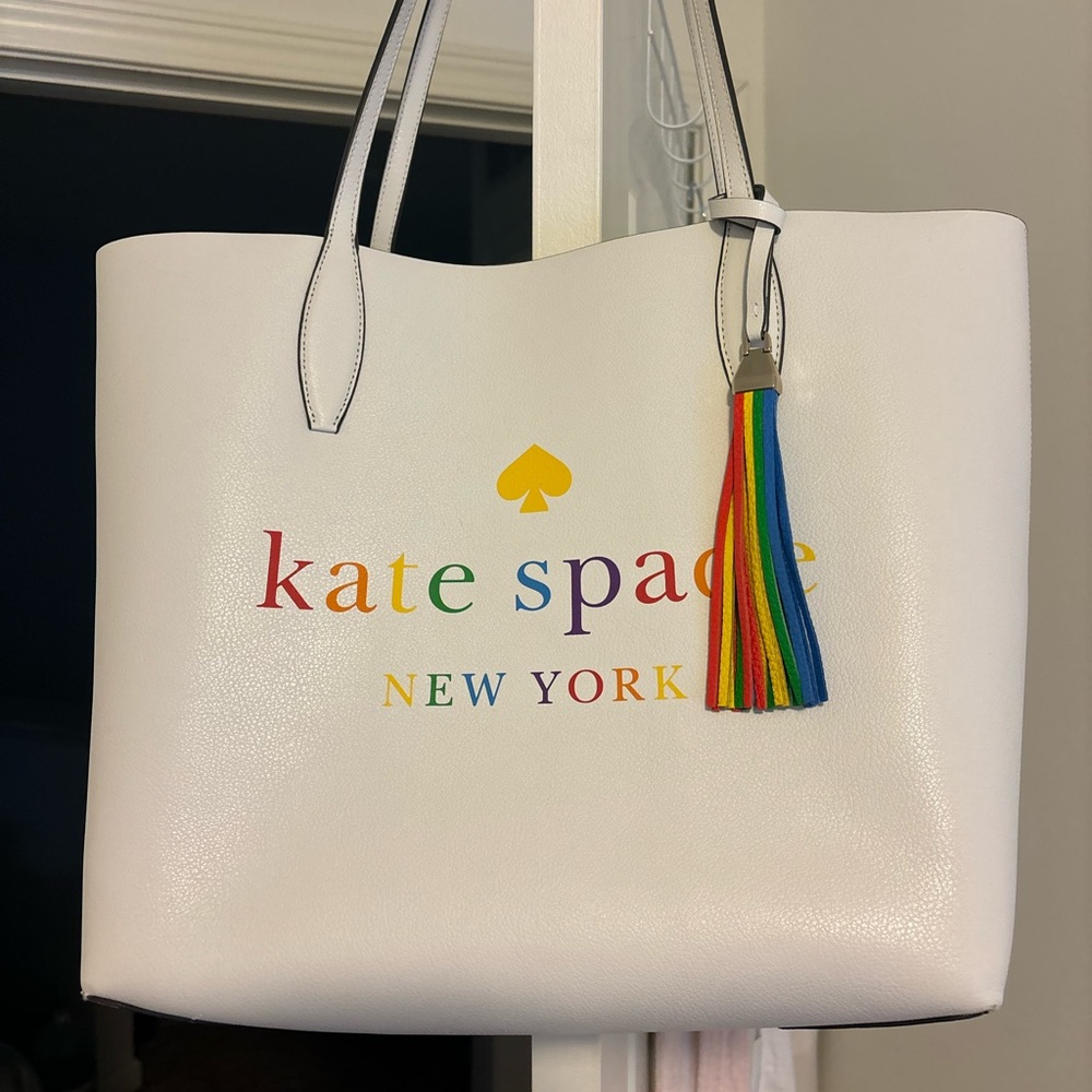 Kate Spade oversized leather tote. it’s in pristine condition. STUNNING!!!